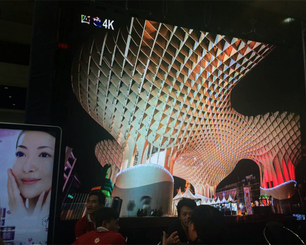雷凌P3.9租賃屏傾情助陣華為HCC2015云計算大會