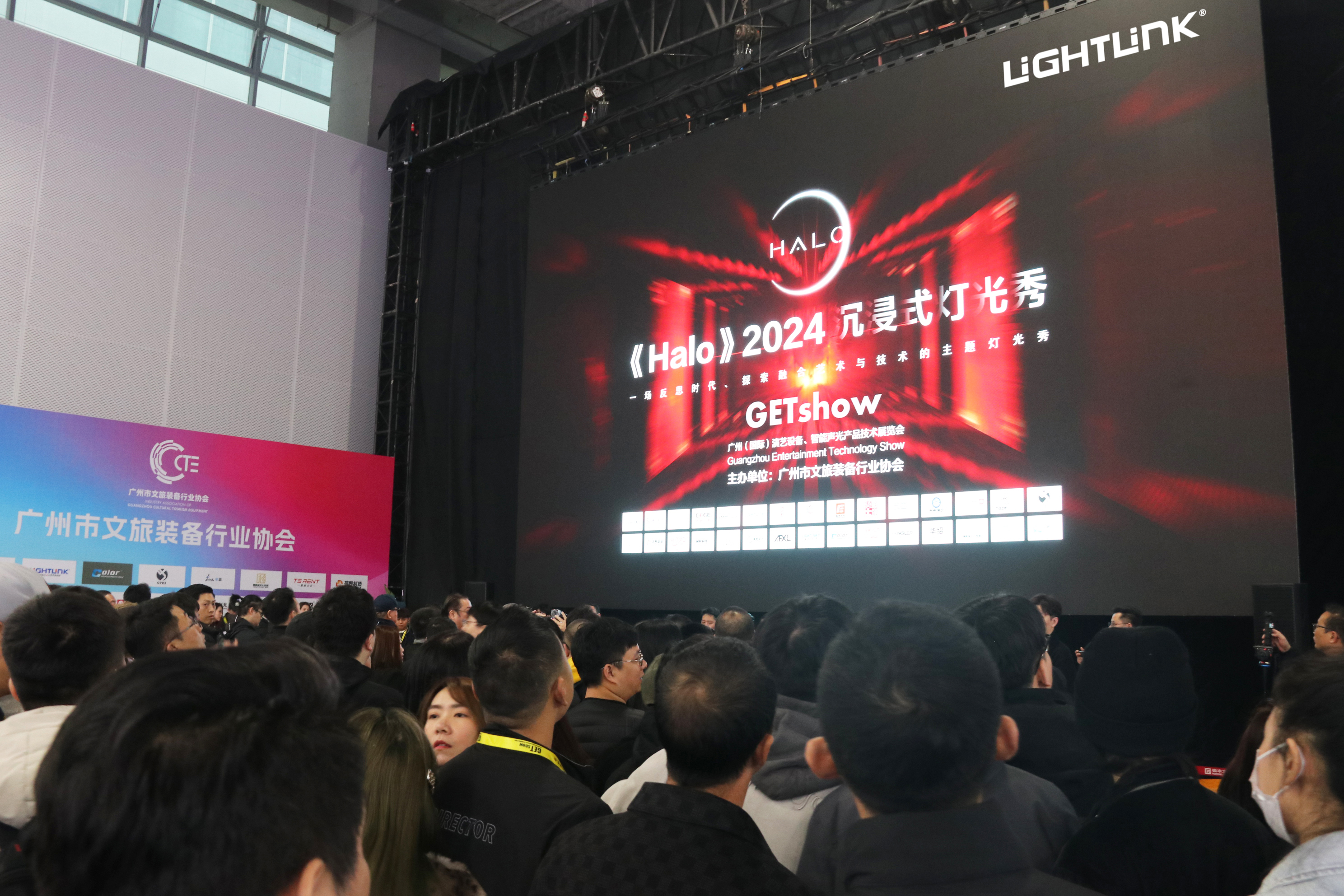 1000平方米雷凌顯示LED租賃屏“燃”爆《Halo》燈光秀現(xiàn)場(chǎng)！